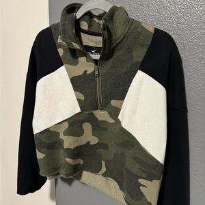 Cropped camo zipper sweater by Hollister